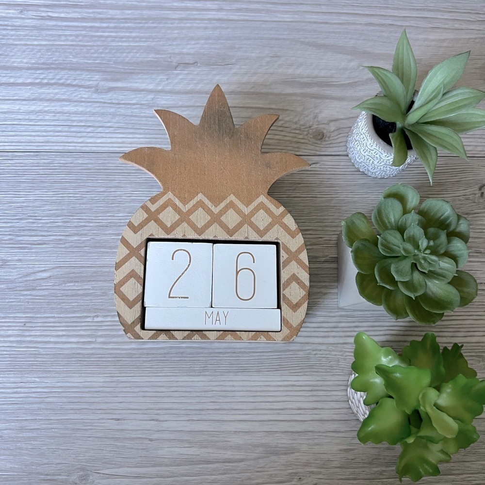 PINEAPPLE desk daily wooden block calendar